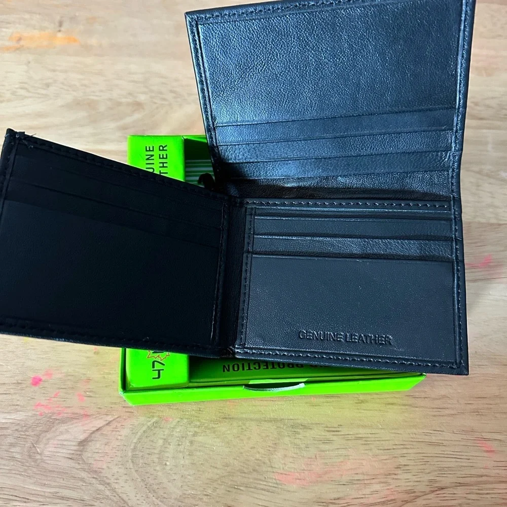 47 MAPLE  Men's Genuine Leather Credit Card . New